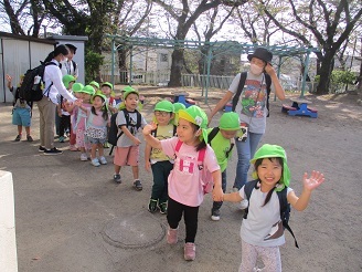 3歳児こあら組遠足出発様子の写真
