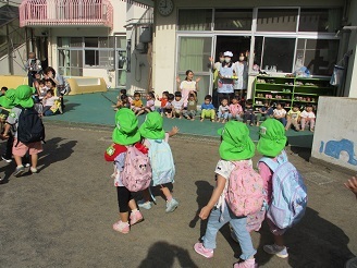 3歳児こあら組友だちと手をつないで出発する様子の写真