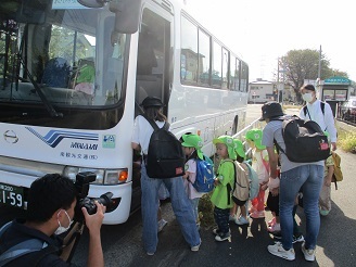 3歳児遠足バス乗車様子の写真