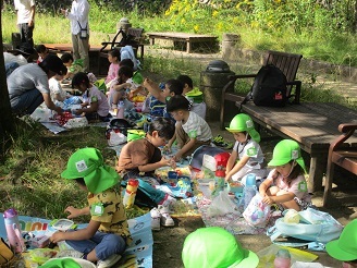 3歳児遠足お弁当の様子の写真