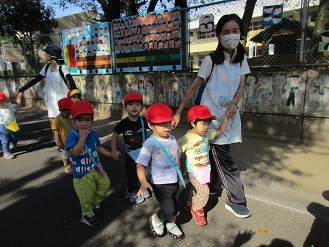 2歳児遠足出発様子の写真