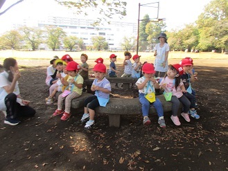 1歳児遠足おやつ様子の写真