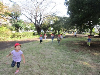 2歳児遠足遊んでいる様子の写真