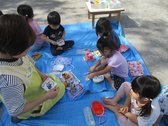 2歳児遠足お弁当様子の写真