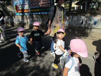 1歳児遠足出発様子の写真