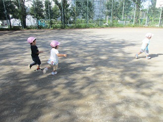 1歳児遠足遊んでいる様子の写真