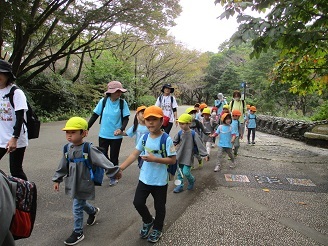 4・5歳児遠足歩く様子の写真