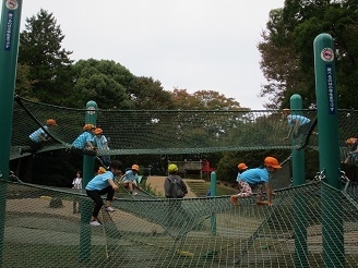 4・5歳児遠足ハンモックの様子の写真