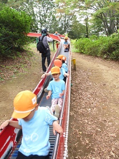 5歳児ローラー滑り台様子の写真
