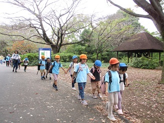 4・5歳児遠足帰りの様子の写真