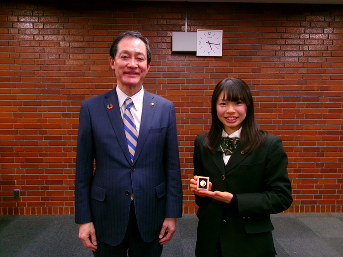 (左から:大坪市長、臼井さん)