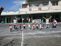 1歳児がダンスを踊っている写真