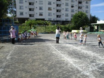 2歳児と5歳児がダンスを踊っている写真