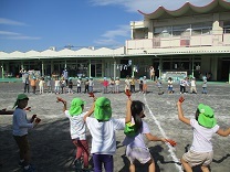 3歳児と5歳児がダンスを踊っている写真