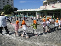 3歳児と4歳児がダンスを踊っている写真