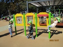 公園の遊具で遊ぶ子どもの写真