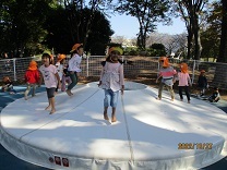 公園の遊具で遊ぶ子どもの写真