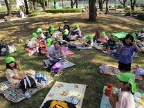 お弁当を食べる子どもの写真