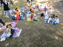 お弁当を食べる子どもの写真