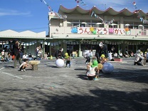 ひよこ組の子どもが運動あそびを行っている写真