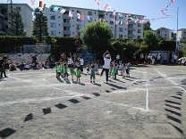 うさぎ組の子どもがダンスを踊る写真