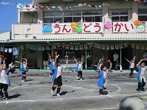 らいおん組がよさこいを踊る写真