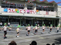 らいおん組が縄跳びをする写真