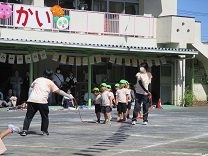 らいおん組が大縄跳びをする写真