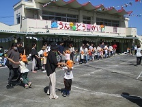 閉会式でくま組とらいおん組の親子がダンスを踊る写真