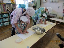 子どもたちが野菜を切る写真