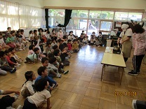 芋汁作りのデモンストレーションの写真