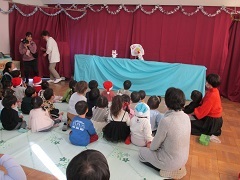 人形劇を子どもが見ている写真