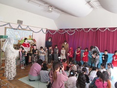 子どもがキャンドルサービスをしている写真