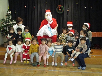 1歳児とサンタクロースの写真