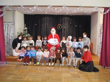 2歳児とサンタクロースの写真