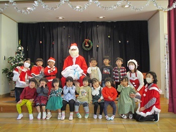 3歳児とサンタクロースの写真