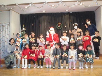 5歳児とサンタクロースの写真