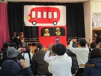 1歳児が手遊びをしている写真