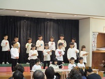 5歳児が合奏をしている写真