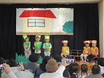 2歳児が手遊びをしている写真