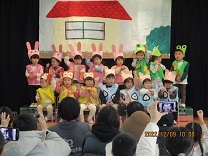 2歳児が手遊びをしている写真