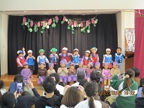 3歳児が歌を歌っている写真