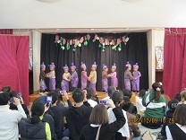 3歳児が踊っている写真