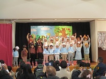 4歳児が歌を歌っている写真