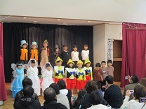 5歳児が歌を歌っている写真