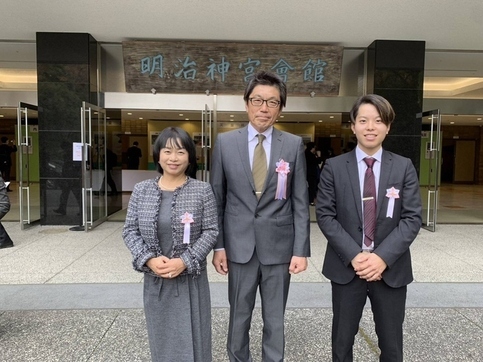 写真左:妻の里枝(りえ)さん 中央:奥住方彦さん 右:潤哉さん.