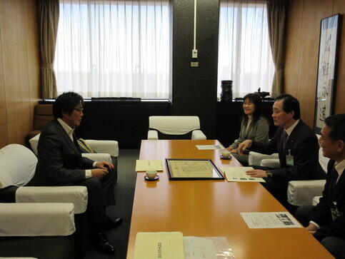 写真:表敬訪問の様子