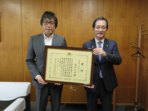 写真左:奥住方彦さん 右:大坪冬彦市長.