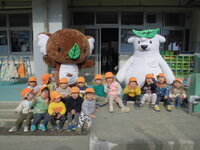 エコアラとエコクマと記念写真を撮る様子の写真