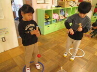 けん玉をしている写真